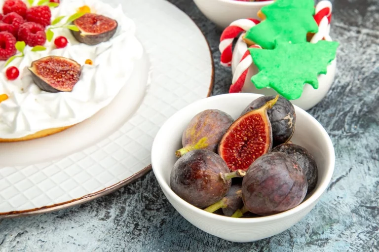 Aprende a preparar el tradicional postre de higos y nueces de Extremadura, una receta casera llena de sabor rural