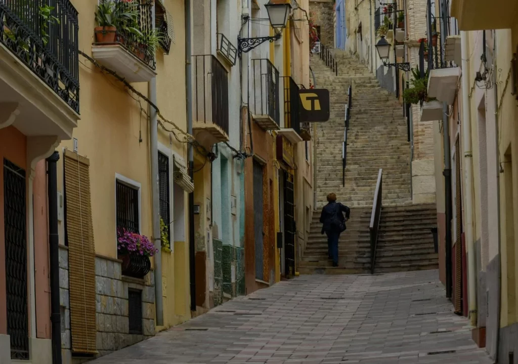 Valencia sorprende con este increíble lugar que tiene puentes colgantes y rutas entre cañones de vértigo 10 Moncloa Chulilla, el pueblo que completa la aventura