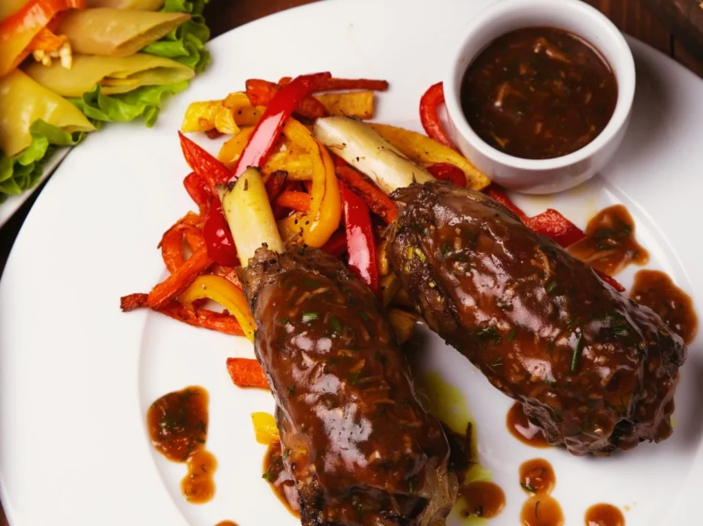 Aprende a hacer el rabo de toro cordobés con todo el sabor y la pasión de Andalucía 12 Moncloa Ingredientes para hacer un delicioso rabo de toro cordobés