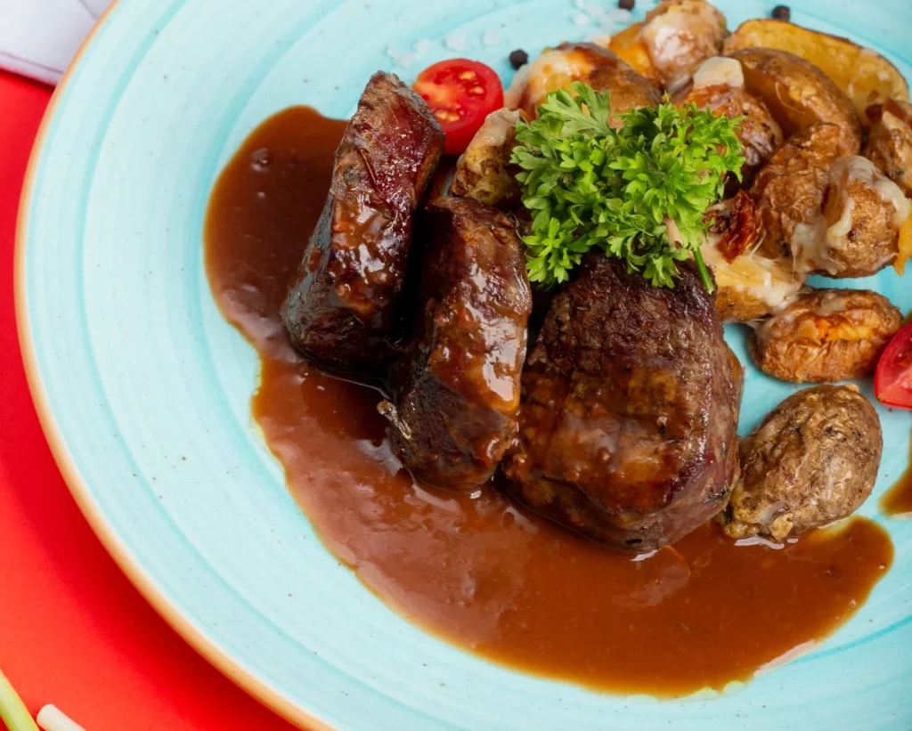 Aprende a hacer el rabo de toro cordobés con todo el sabor y la pasión de Andalucía 13 Moncloa Paso a paso de esta receta con alma