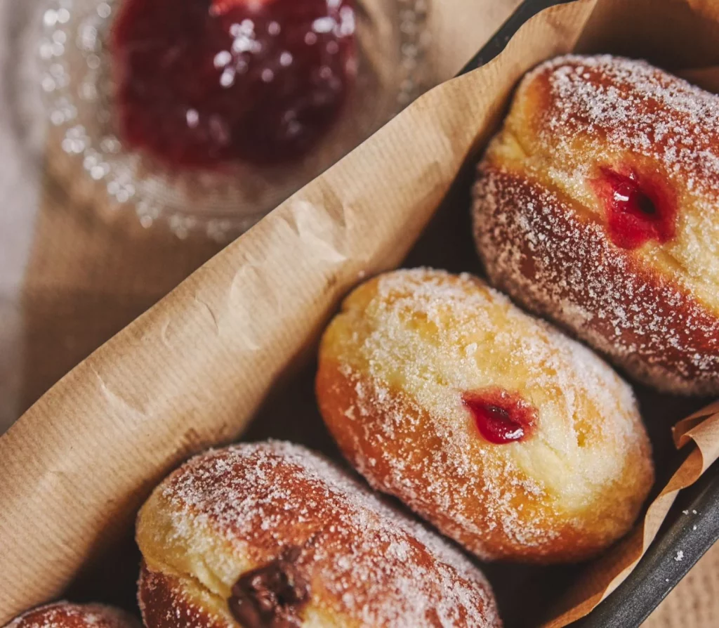 Descubre la receta del krapfen alemán, un bombón de sabor que te sorprenderá 13 Moncloa Preparación paso a paso del auténtico krapfen alemán
