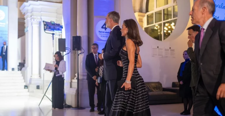 Montserrat recibe a Felipe VI y Letizia con ambiente tenso y un inesperado discurso en catalán