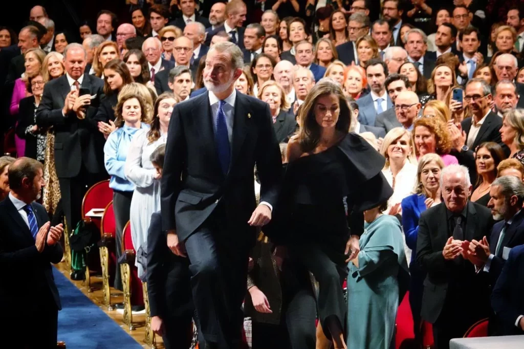 Felipe VI y Letizia, entre protestas y reconocimientos