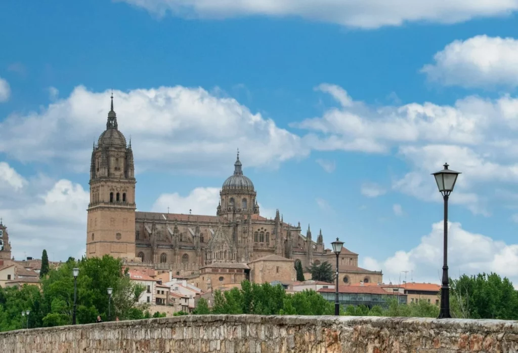 Descubre esta fortaleza medieval en Castilla y León que esconde un pozo imposible y secretos de nobles prisioneros 26 Moncloa Castilla y León y su patrimonio oculto más allá de los castillos