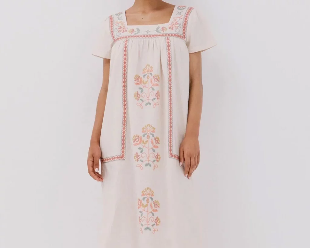 Vestido túnica bordada de Cortefiel