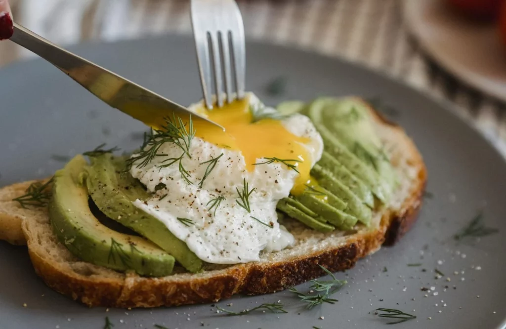 ¿Se te acabaron las ideas para cenar? Prueba estas 3 recetas fáciles y deliciosas para no repetir menú 24 Moncloa Tostadas de aguacate con huevo poché: la reina de las recetas fáciles
