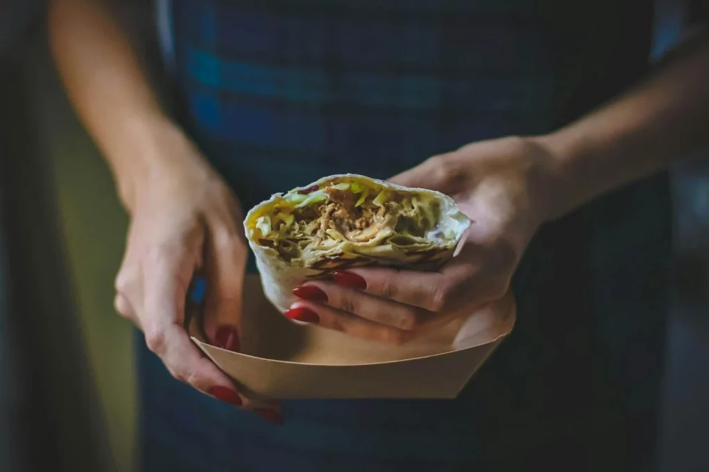 ¿Se te acabaron las ideas para cenar? Prueba estas 3 recetas fáciles y deliciosas para no repetir menú 26 Moncloa Wraps de pollo y vegetales: versátiles y listos en 10 minutos
