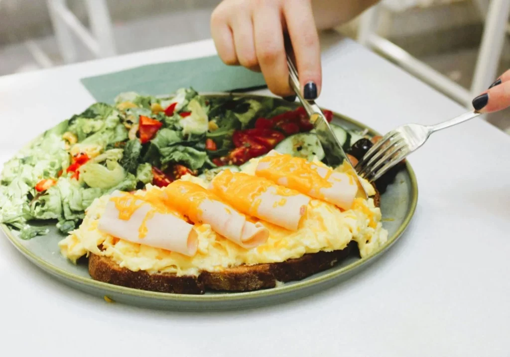 ¿Se te acabaron las ideas para cenar? Prueba estas 3 recetas fáciles y deliciosas para no repetir menú 25 Moncloa Tortilla de espinacas y queso: clásica, rápida y reconfortante