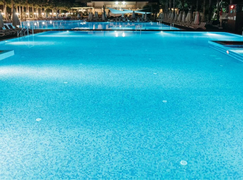 Así es la piscina de Andalucía que honra la cultura del agua y fue lugar de “peregrinación” femenina 23 Moncloa Tradición que se impone al tiempo
