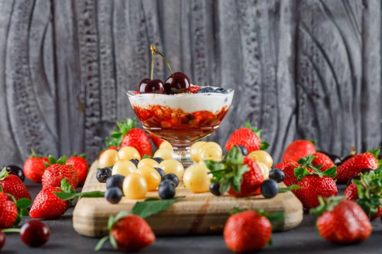 La copa de frutas con nata que arrasa en verano por ser fácil, ligera y más deliciosa que una simple pieza de fruta