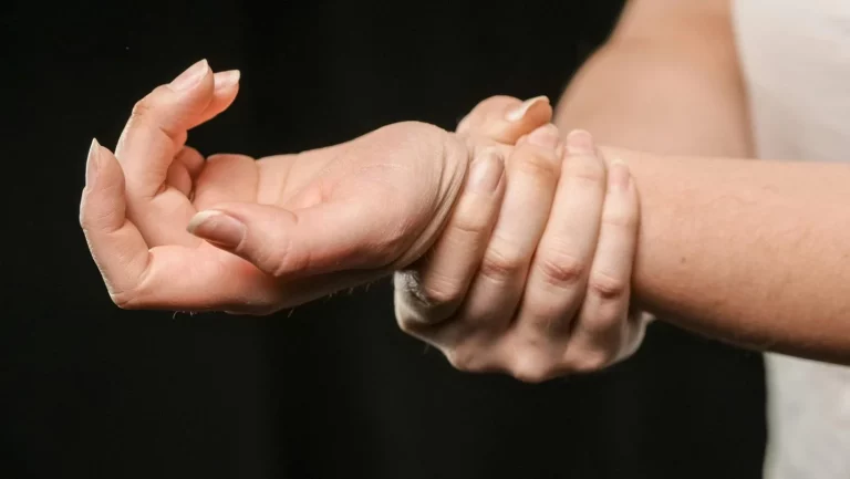 ¿Dolor articular? Esta infusión natural podría ayudarte más que un analgésico