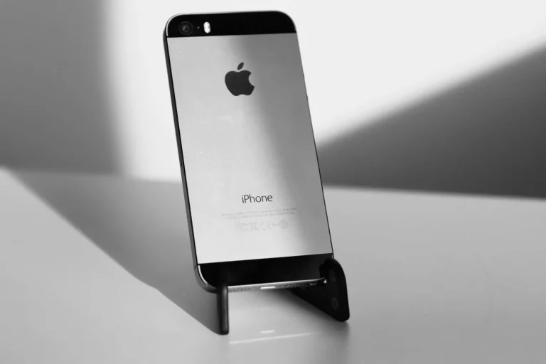 Se acabó lo de tocar el iPhone: el truco que lo maneja solo, ¡y sin comprar nada!