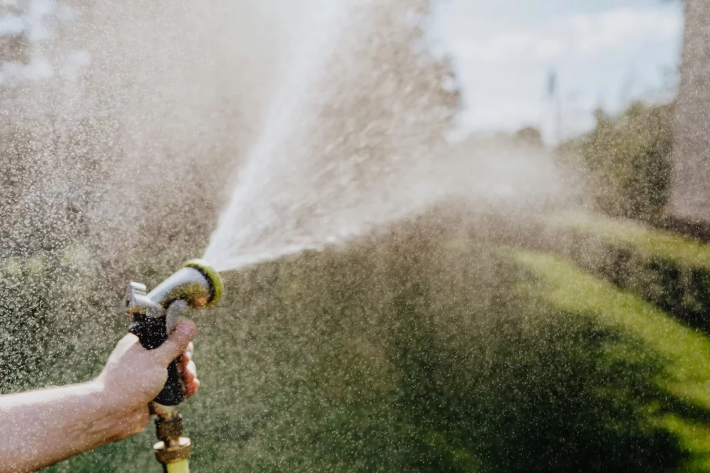 Amazon tiene el accesorio que salva tu jardín del calor por menos de 10 € 1 Moncloa El accesorio de Amazon que tu jardín necesita