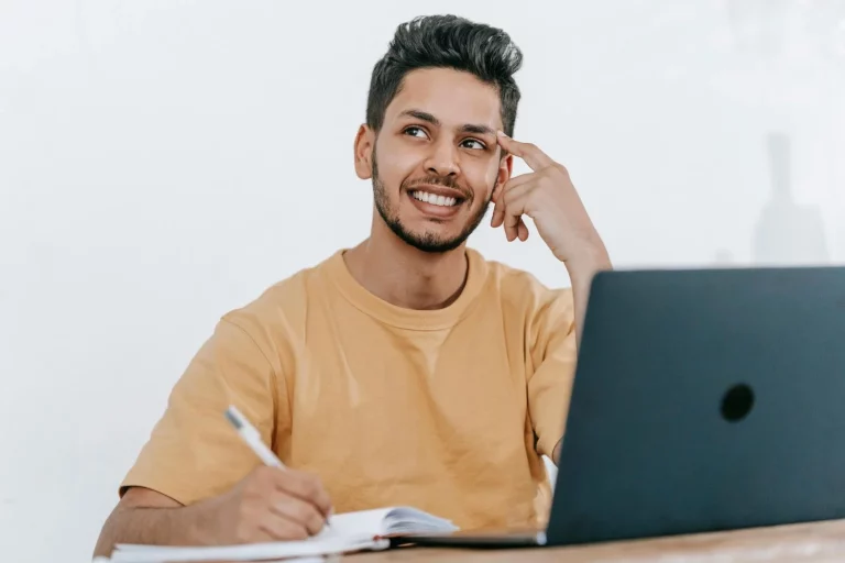 ¿Sigues pasando apuntes a mano? Este cuaderno inteligente de Amazon los digitaliza del boli al móvil