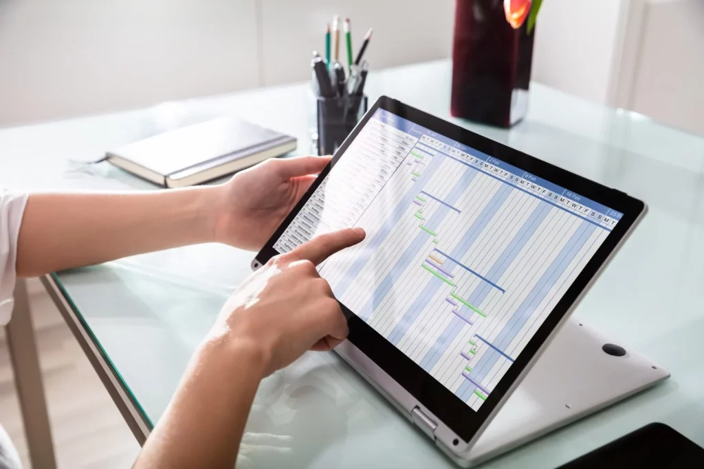 ¿Quieres un sueldo millonario? Descubre la profesión oculta del futuro con pleno empleo 2 Moncloa empresario analizando el diagrama de gantt en el portatil Moncloa
