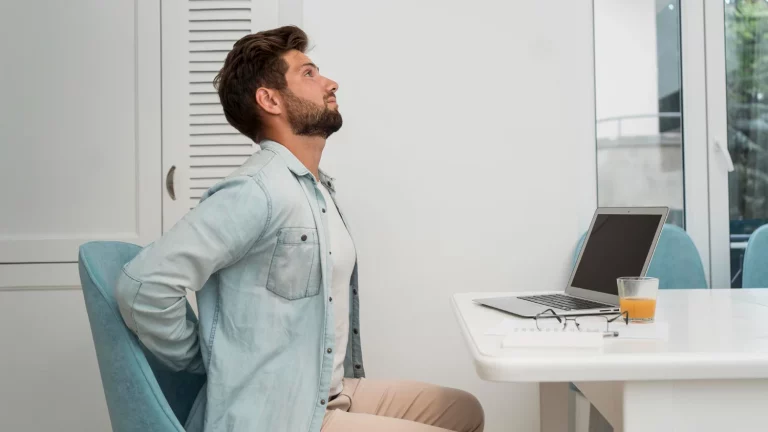 Si trabajas sentado, este error arruina tu espalda: 4 posturas clave para decir adiós a la lumbalgia.
