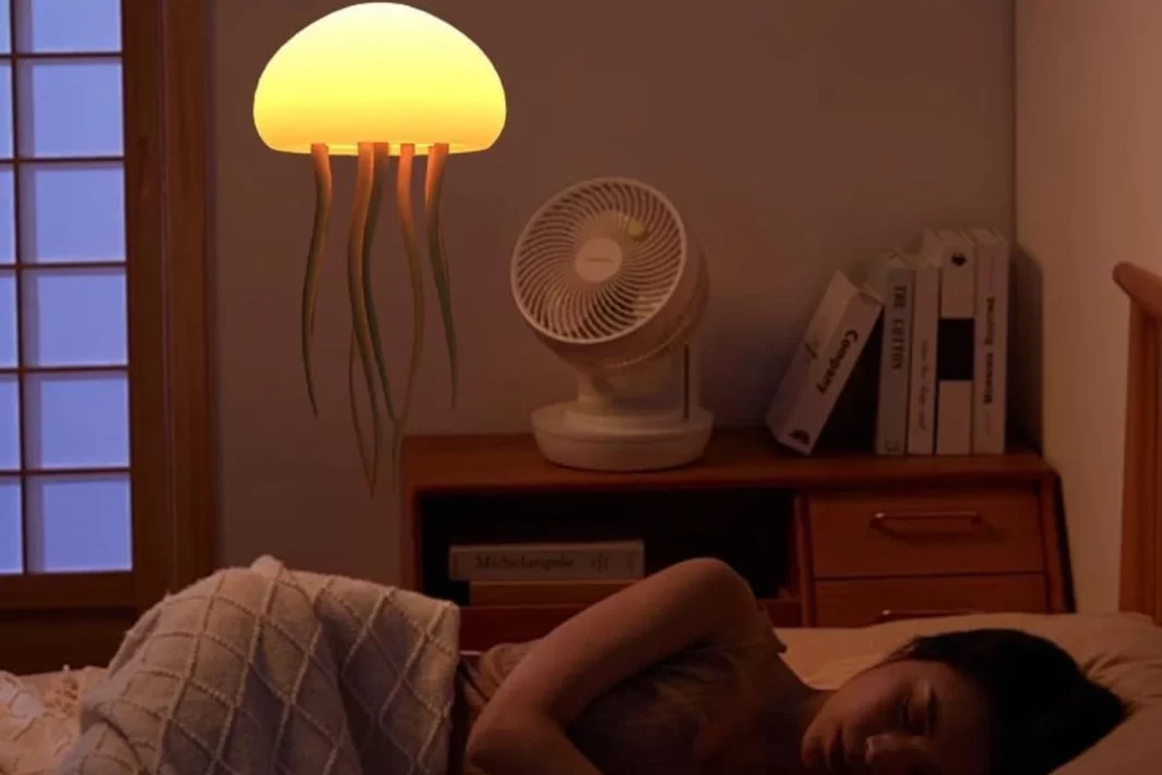 El océano de noche en tu habitación