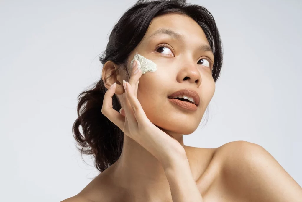 Completa tu rutina de belleza con la crema antiedad más vendida de Amazon