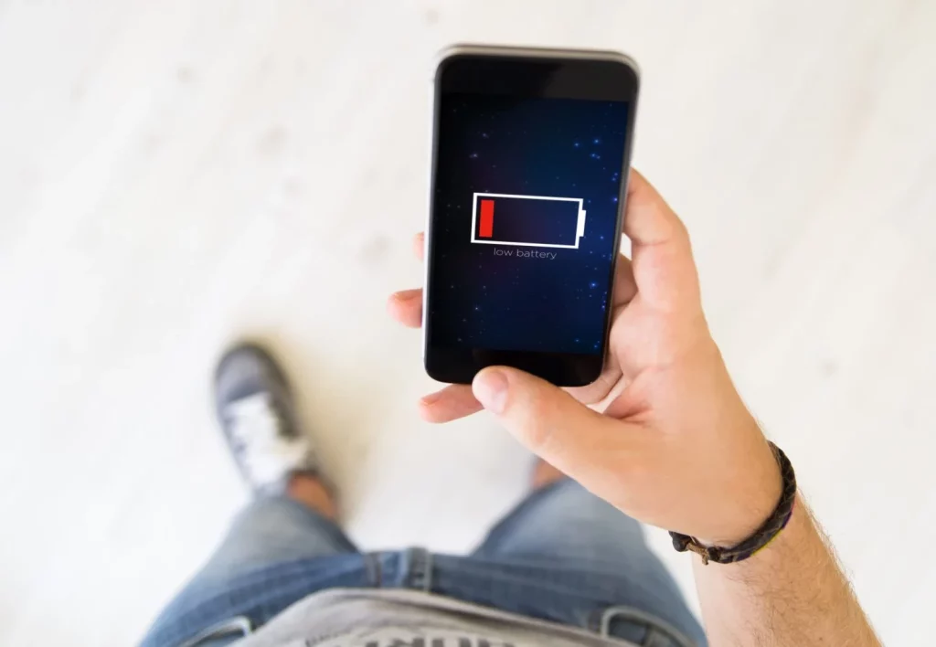 Si la batería de tu móvil dura un suspiro, la culpa la tiene una de estas 3 aplicaciones que seguro tienes instalada 24 Moncloa UN SUSPIRO DIGITAL: LA REALIDAD DEL CONSUMO MODERNO