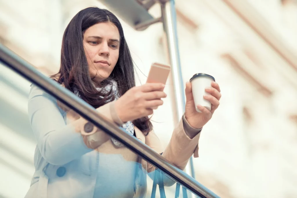 Tu móvil Android tiene una función oculta para 'prestarlo' sin que nadie pueda cotillear tus fotos o chats. Se activa así 23 Moncloa movil freepik 2222 Moncloa