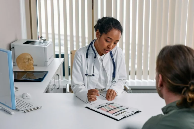 Ni un médico ni una enfermera: así funciona por dentro el hospital chino que es 100% IA