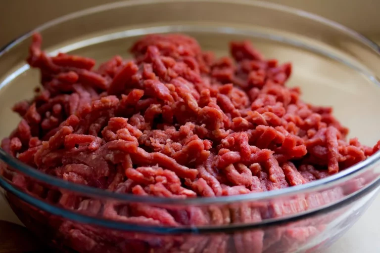 La carne que comes podría contener un virus que la ciencia ahora vincula con un mayor riesgo de cáncer de colon