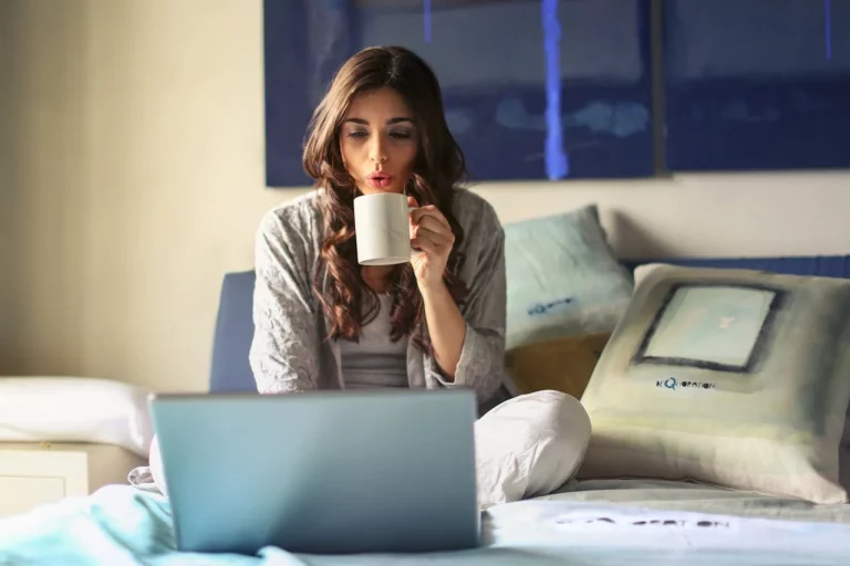 Si trabajas desde casa, estos son los 5 gastos que te puedes desgravar y que probablemente estás pagando de tu bolsillo
