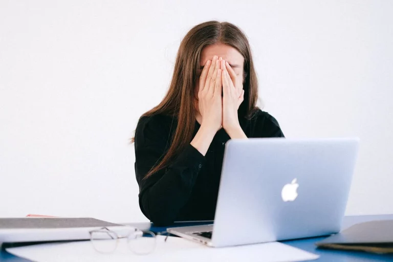 La ansiedad no siempre grita, a veces susurra: 5 síntomas silenciosos que podrías estar pasando por alto