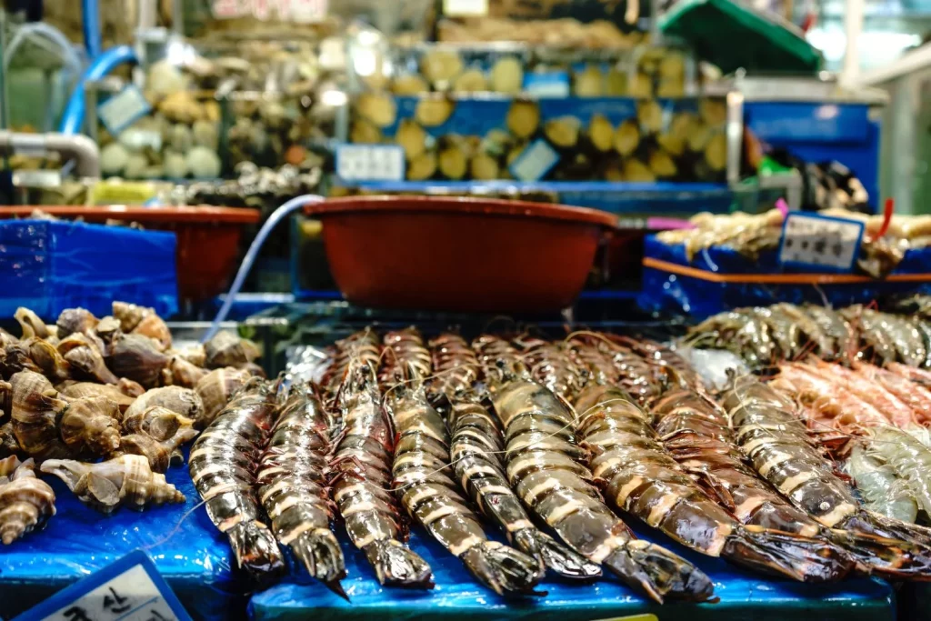 El truco de los locales para comer el mejor marisco de Galicia sin pagar los precios para turistas. 16 Moncloa SUMÉRGETE EN LA CULTURA DEL MARISCO GALLEGO