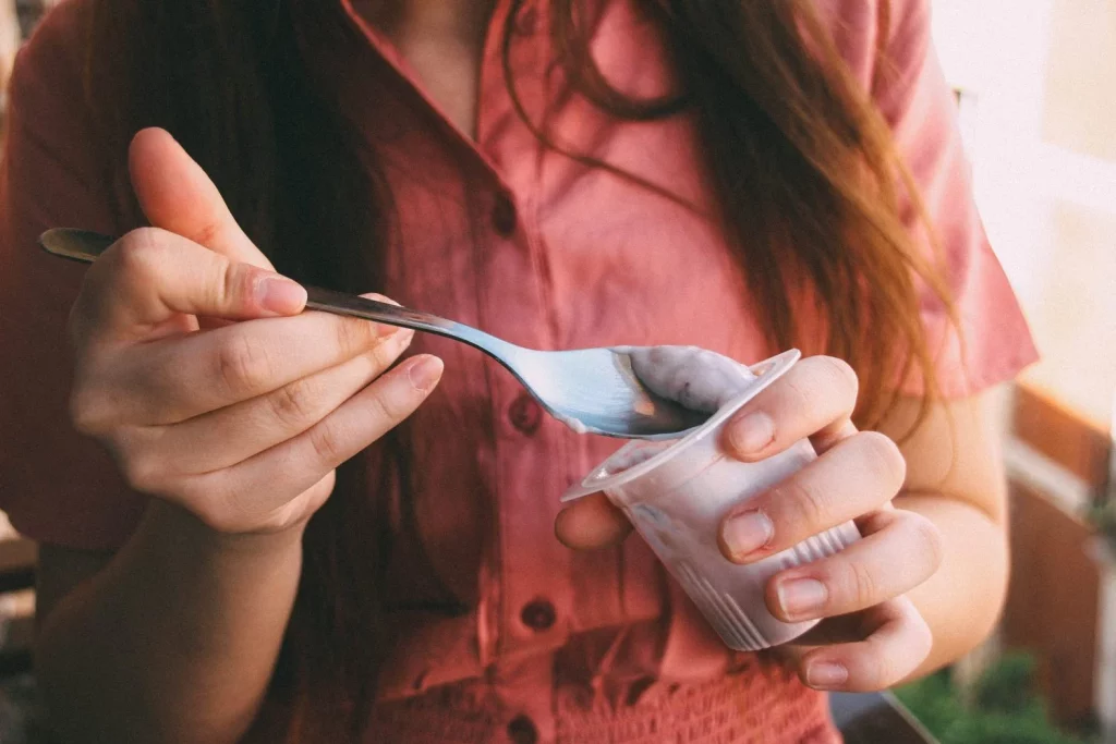 Estás abriendo mal los yogures y tirando a la basura su parte más saludable en proteínas y probióticos 5 Moncloa EL SIMPLE GESTO QUE CAMBIA TODO: CÓMO APROVECHARLO