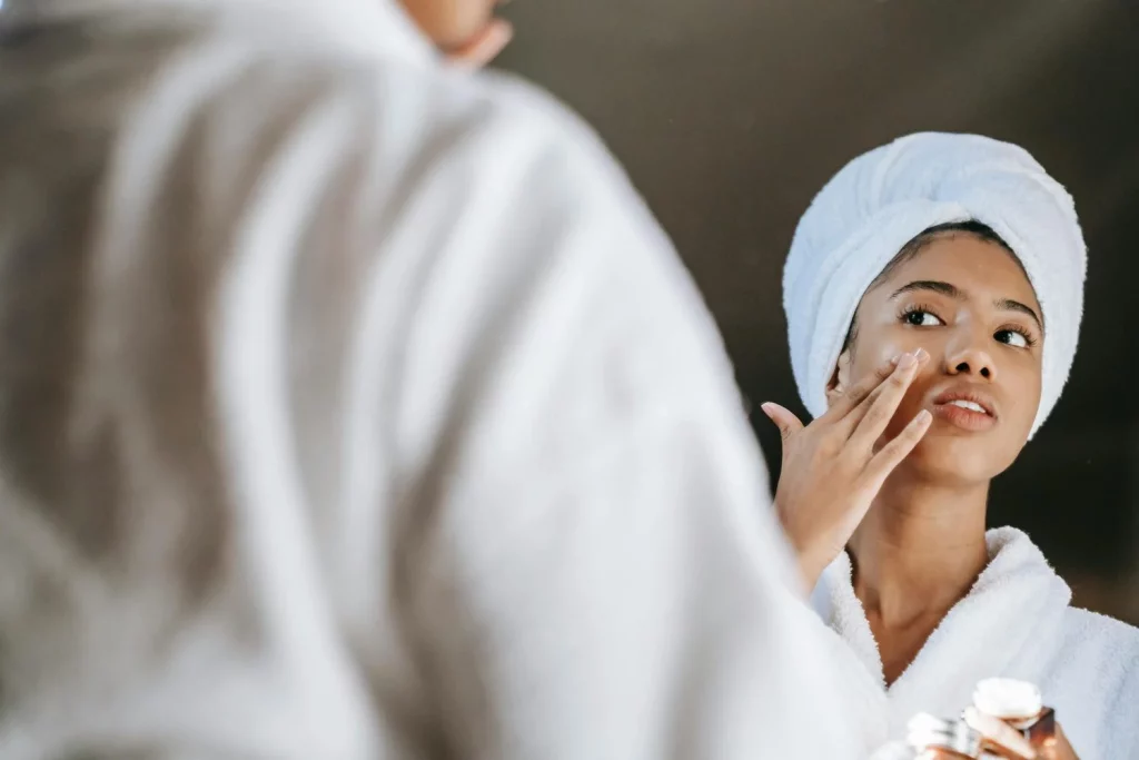 ¿Harta de protectores solares que dejan rastro? Una dermatóloga desvela sus 5 infalibles para una protección real y limpia 15 Moncloa Una crema fluida y sin residuos