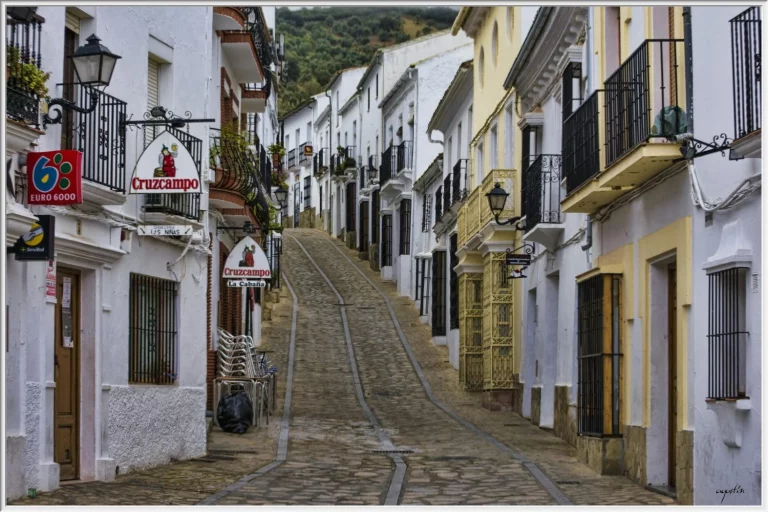 Este pueblo entre rocas en Andalucía es uno de los secretos mejor guardados de España para este verano