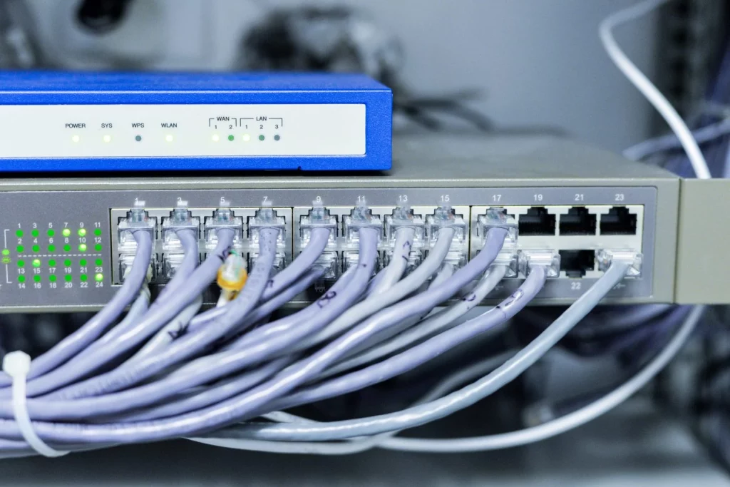Si ves esta luz parpadeante en tu router, podrías estar compartiendo tu conexión con vecinos o hackers sin saberlo 2 Moncloa HACKERS Y MALOS USOS: CUANDO EL PELIGRO ACECHA EN LA SOMBRA DIGITAL