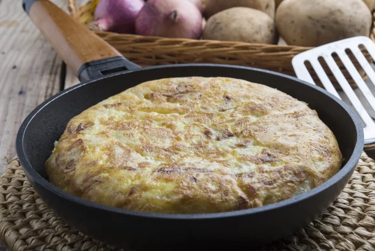 El secreto de la tortilla de patatas de Betanzos no está en la patata, sino en este paso clave que casi nadie hace
