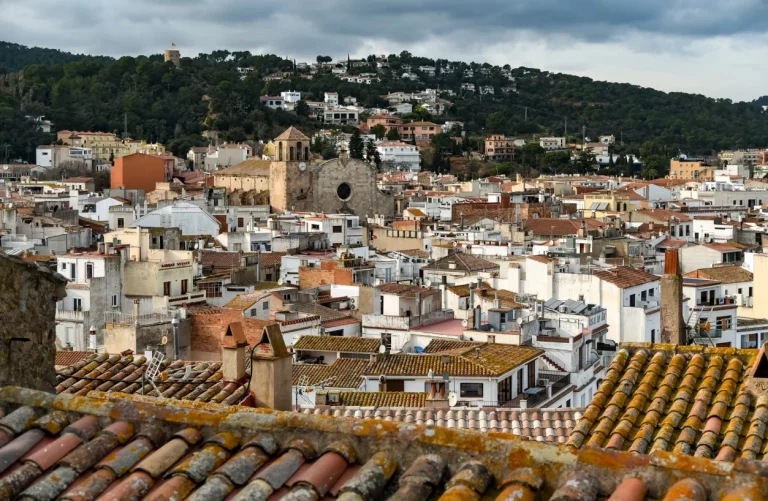 Francia rinde culto al paraíso azul español fortificado con sabor mediterráneo, una joya que debes visitar