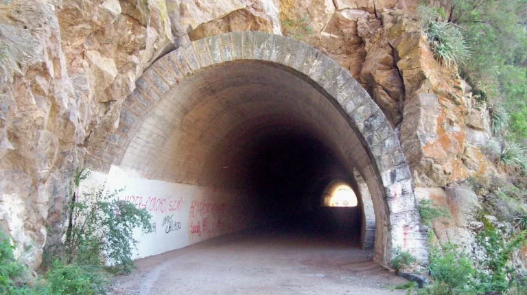 ¿Buscas una aventura inolvidable en Alicante? La Ruta de los Túneles es la joya oculta que te hará vibrar como nunca