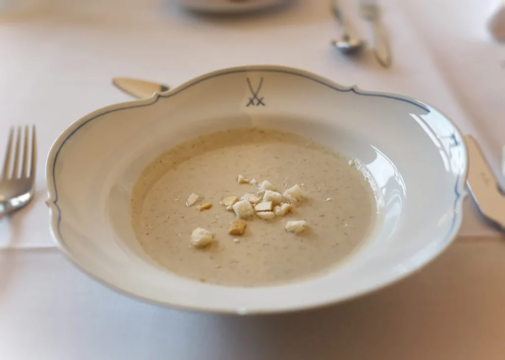La sopa fría de almendras de Almería que pocos conocen, pero que es perfecta para días de calor extremo 19 Moncloa LA RECETA GUARDIANA DE LA TRADICIÓN EN ALMERÍA