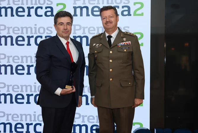 La economía, la empresa y la política se encuentran en los Premios Merca2 4 Moncloa José Miguel García, CEO de Vodafone y el Coronel Pablo Moreno Galdó
