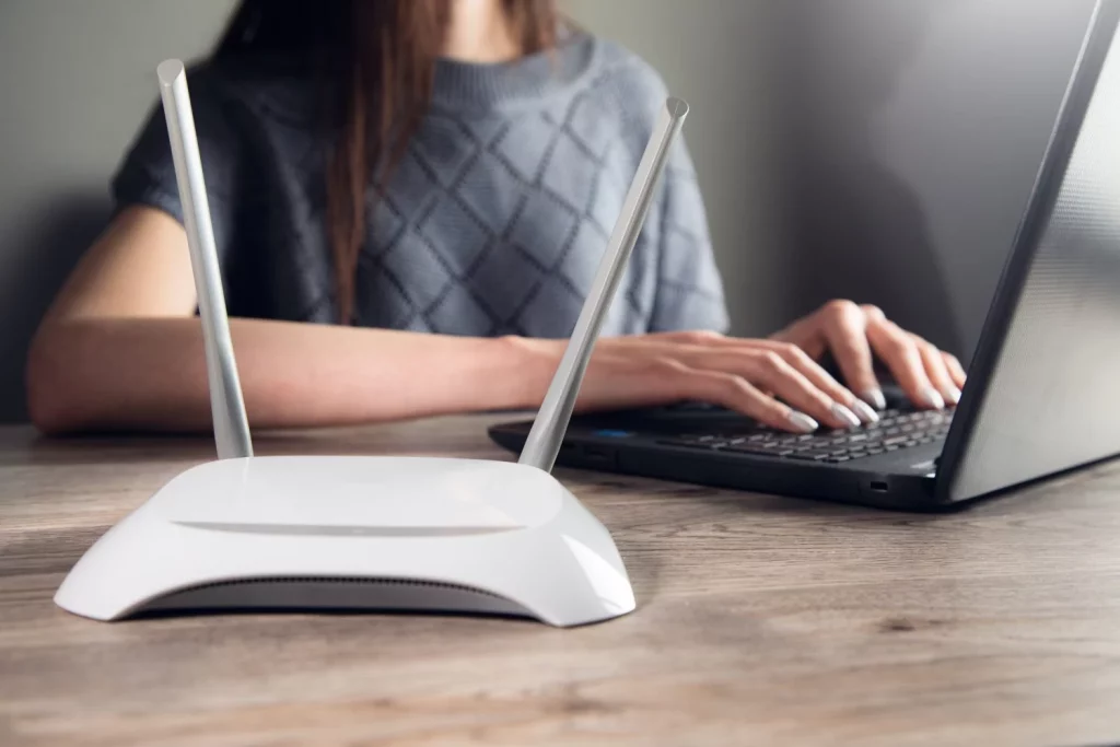 Si ves esta luz parpadeante en tu router, podrías estar compartiendo tu conexión con vecinos o hackers sin saberlo 3 Moncloa CÓMO VER QUIÉN SE CUELA EN TU ROUTER SIN QUE TE DES CUENTA