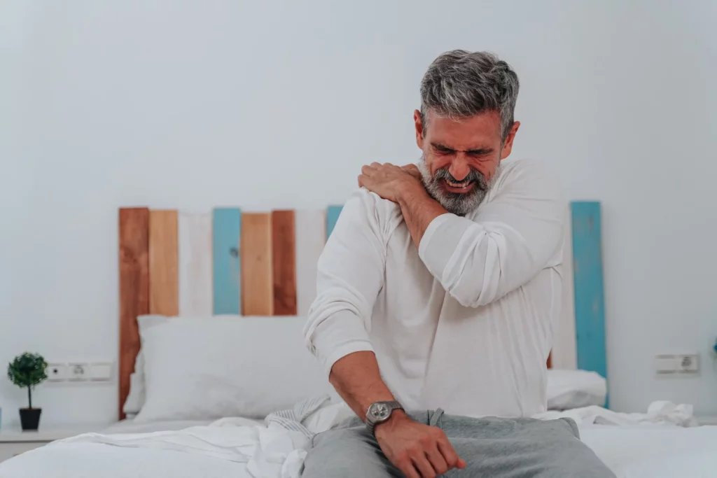 Ese dolor en el hombro al dormir de lado podría ser una señal de alerta de tu hígado, según la medicina tradicional 1 Moncloa EL MISTERIO DEL DOLOR REFERIDO: CUANDO EL HÍGADO GRITA LEJOS