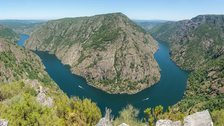 Explora el Gran Cañón de Ourense en catamarán: una travesía inolvidable por los paisajes asombrosos de la Ribeira Sacra
