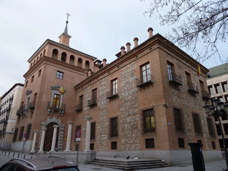 La ‘Casa de las Siete Chimeneas’ de Madrid y su fantasma: la amante de Felipe II que se pasea por los tejados
