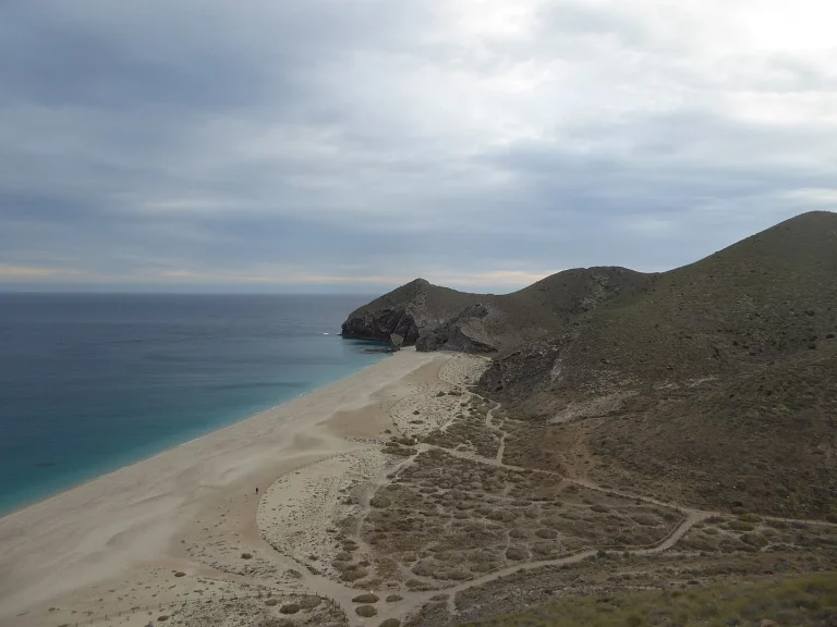 La playa que solo aparece en agosto, un fenómeno natural en la costa de Almería ideal para alejarse de todo y de todos