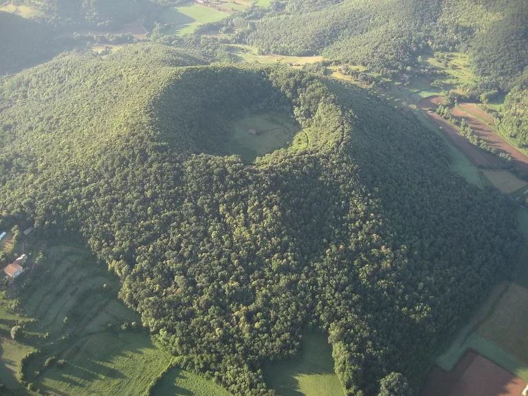 Conoce el sendero que atraviesa un volcán de Girona activo por dentro, ideal para una escapada especial este verano