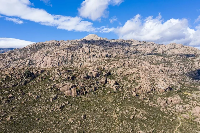 ¿Quieres un verano distinto? En esta ruta de senderismo te llevará a los oscuros secretos de la Sierra de Guadarrama