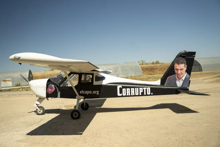 La ‘avioneta del corrupto’ surca ya los cielos de España