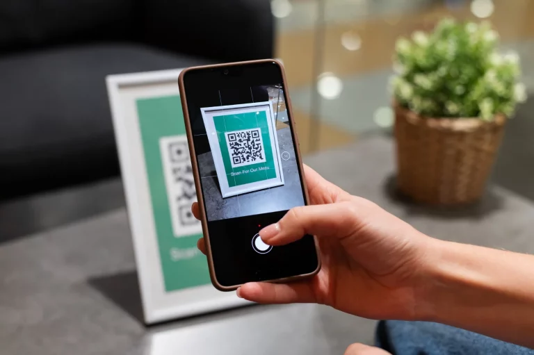 La estafa del ‘QR inverso’ que ya está en los parkings y restaurantes de España
