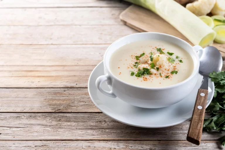 La sopa de ajo que salvó a España en la posguerra y hoy es tendencia gourmet se prepara de esta forma
