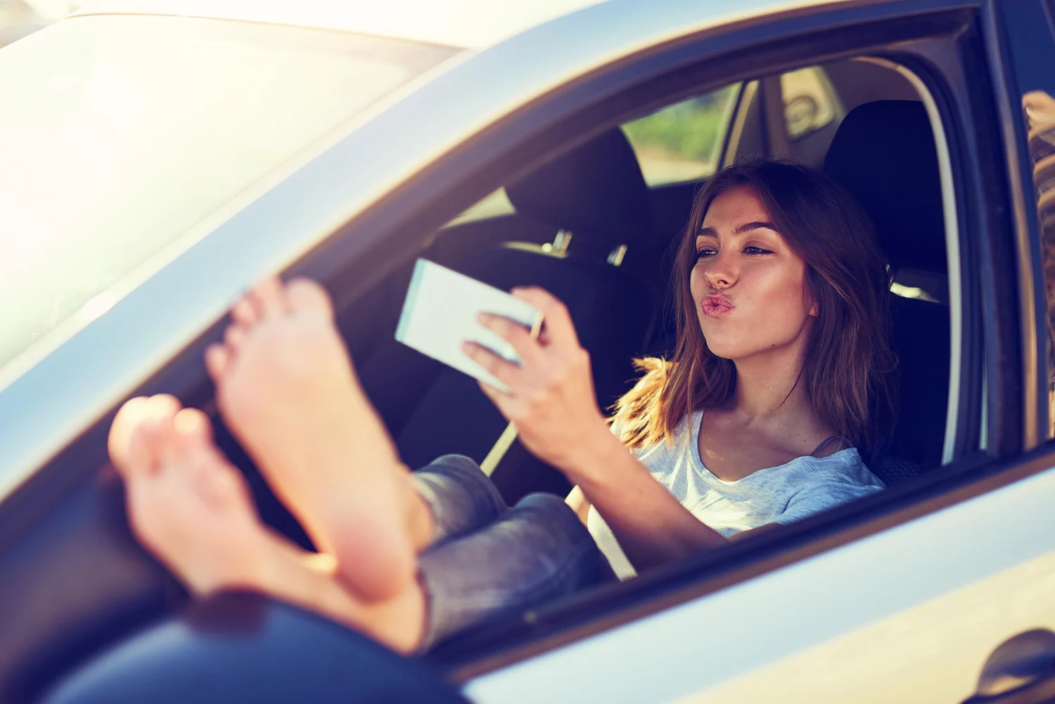 ¿Puedo conducir con chanclas? La DGT lo aclara: no está prohibido, pero te pueden multar igualmente ¿Puedo conducir con chanclas? La DGT lo aclara: no está prohibido, pero te pueden multar igualmente