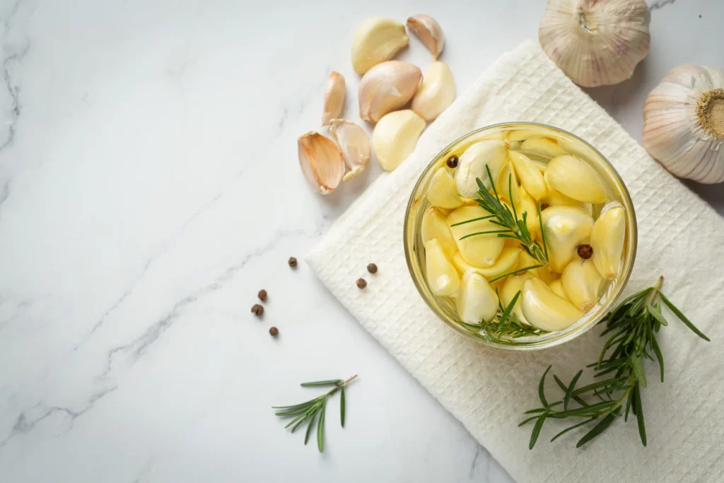 El 'alioli' catalán auténtico no lleva huevo: así se hace la emulsión solo con ajo y aceite 4 Moncloa LA TÉCNICA ANCESTRAL FRENTE A LA MODERNIDAD